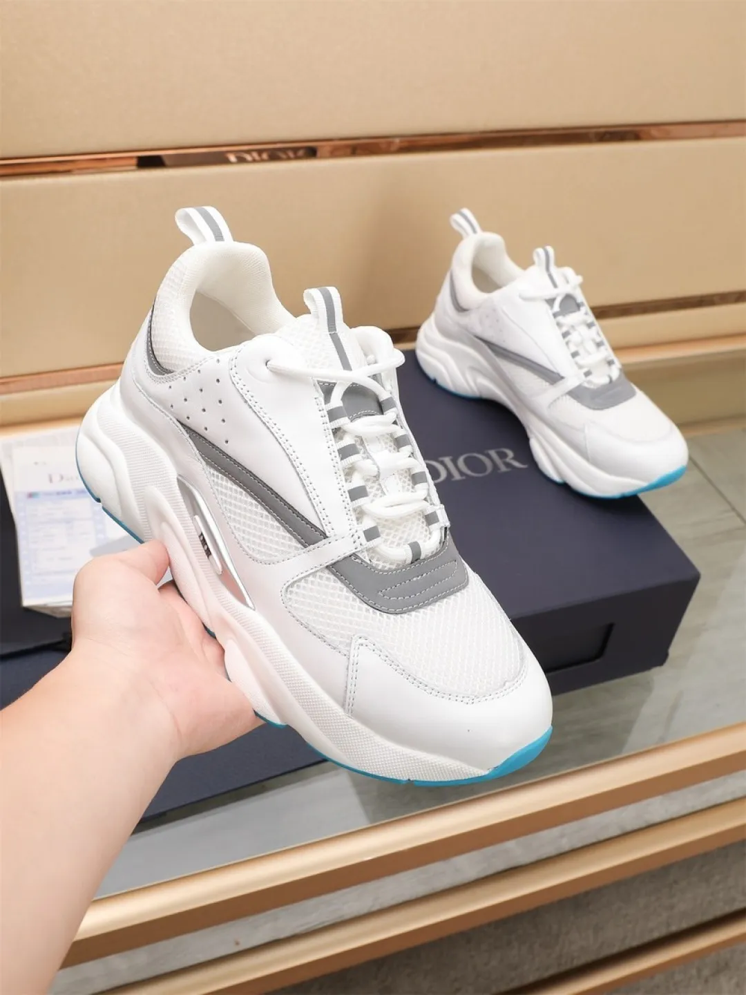 Men's shoes 💰P460💰【Dior】Dior✨ is online at the same time👏 This casual sneaker is a new product in the series and continues Di*r's classic style. The upper is made of original mesh and cow leather, with a two-color textured outsole, and the brand's iconic details on the rear collar and heel to enhance the style. Fashionable and versatile. Wear it with jeans or slacks for a casual look. Size: 38-44 (45 customized)